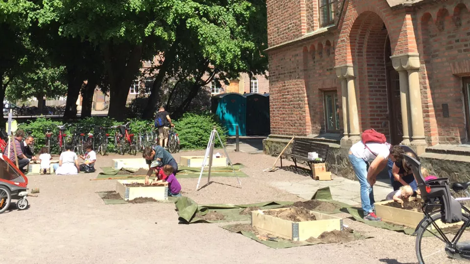 Barn som gräver i lådor utanför Historiska museet. Foto.