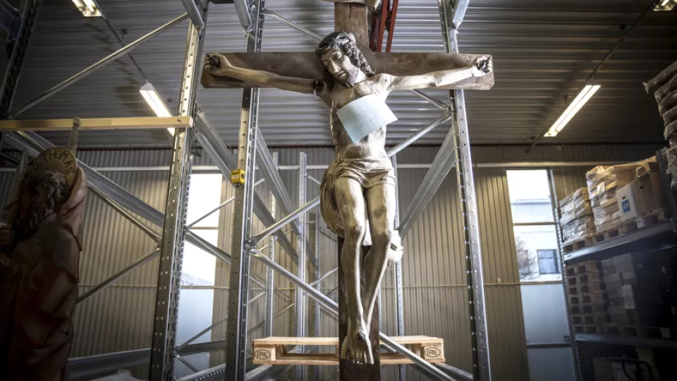 Foto på en jesusfigur som hänger på ett kors.