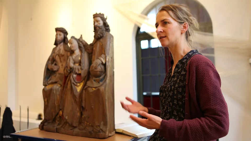 Konservatorn Nadine Huth berättar om den medeltida kyrkokonsten.