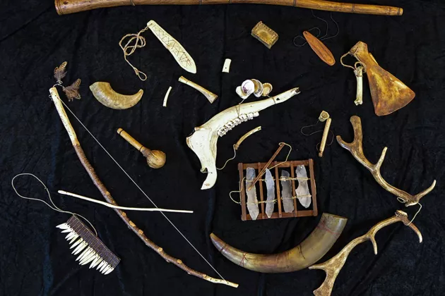 historiska musikinstrument gjorda av ben och horn på svart bakgrund