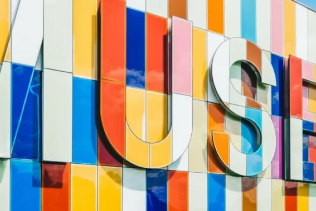 Färgglad målning med texten ”Museum”