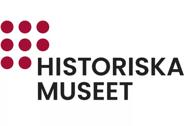 Historiska museet i svart text med åtta röda pluppar övanför h:et