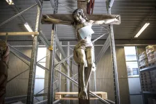Foto på en jesusfigur som hänger på ett kors.