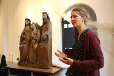 Konservatorn Nadine Huth berättar om den medeltida kyrkokonsten.