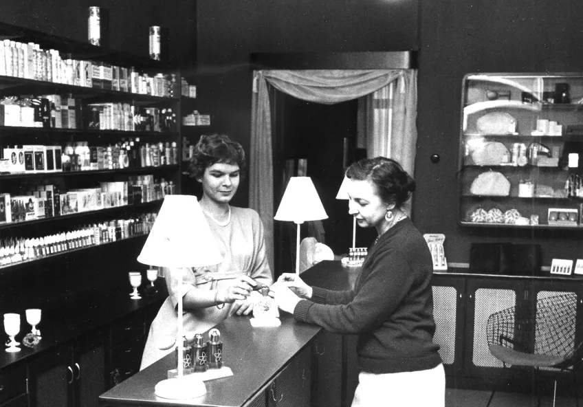 Christina och Birgit Lindvall i Parfymeri Beauty-Baren i Lund  1959