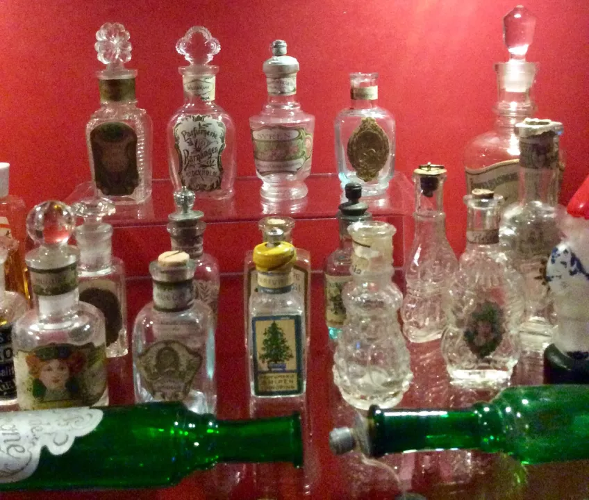 Foto på samling med parfymflaskor